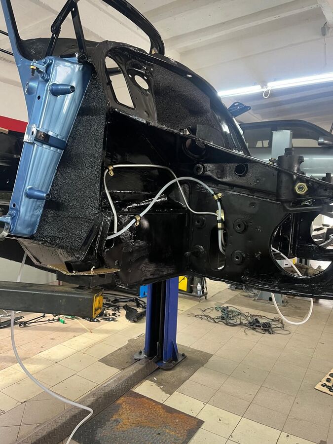 Citroën DS, wnętrze płyty podłogowej po zabezpieczeniu antykorozyjnym